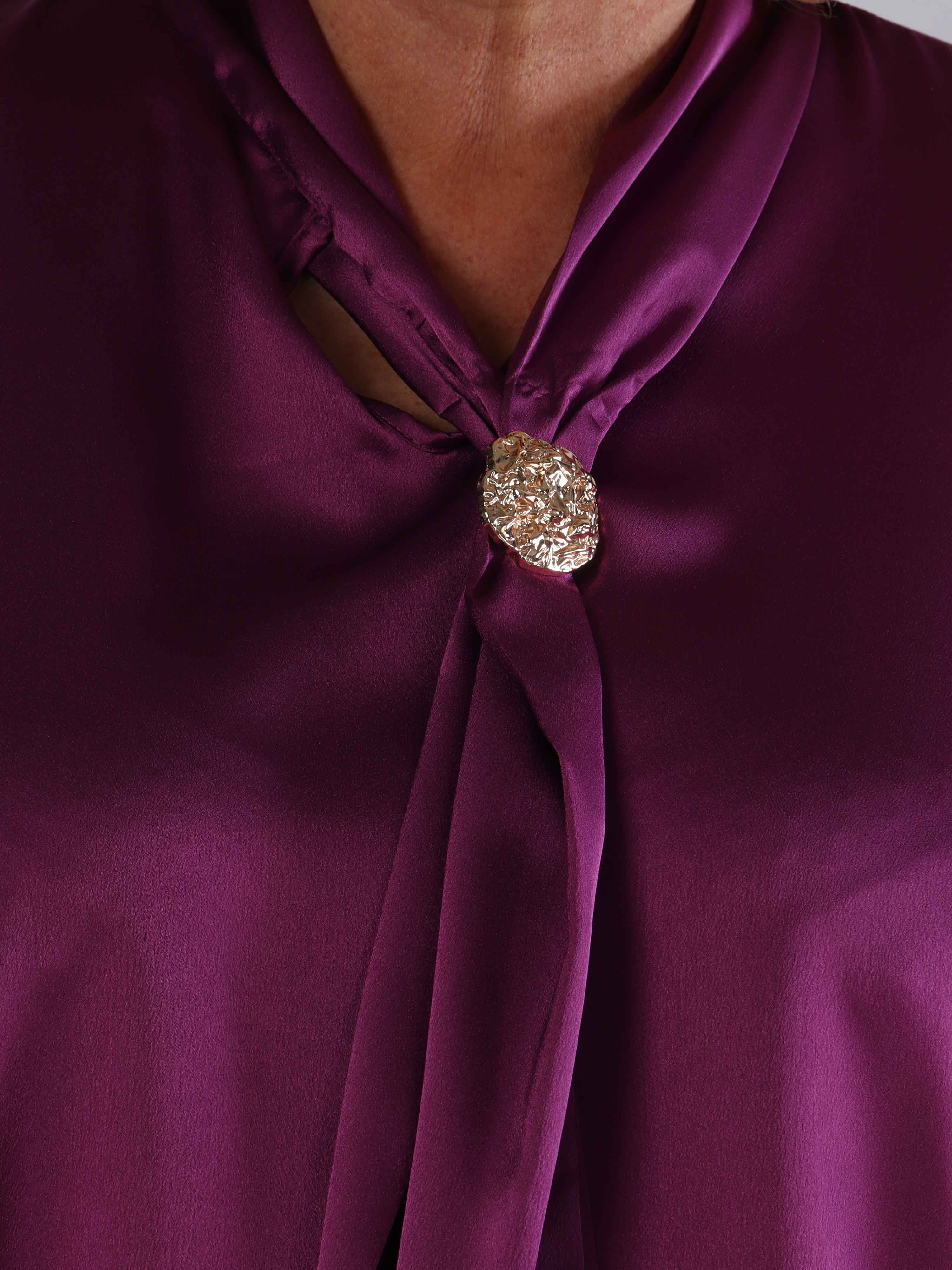 Janai - Sød plus size tunika i silkelook med guld broche